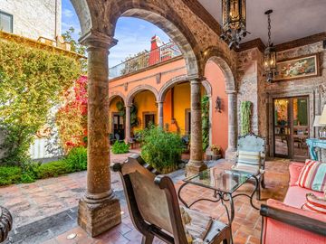 En Venta Casa en el Centro de San Miguel de Allende – Con Casa para Huéspedes