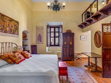 En Venta Casa en el Centro de San Miguel de Allende – Con Casa para Huéspedes