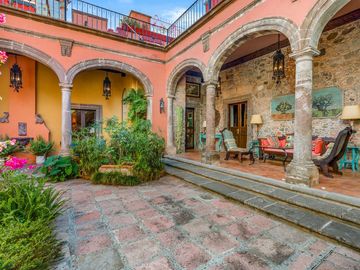 En Venta Casa en el Centro de San Miguel de Allende – Con Casa para Huéspedes