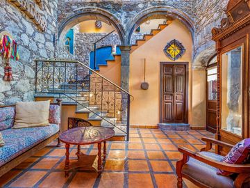 En Venta Casa en el Centro de San Miguel de Allende – Con Casa para Huéspedes