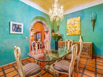 En Venta Casa en el Centro de San Miguel de Allende – Con Casa para Huéspedes