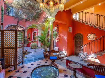 En Venta Casa en el Centro de San Miguel de Allende – Con Casa para Huéspedes