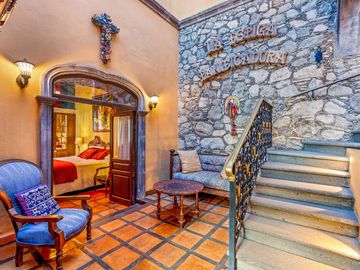 En Venta Casa en el Centro de San Miguel de Allende – Con Casa para Huéspedes