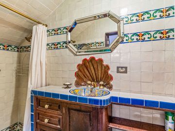 En Venta Casa en el Centro de San Miguel de Allende – Con Casa para Huéspedes