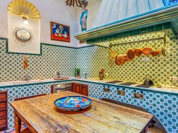 En Venta Casa en el Centro de San Miguel de Allende – Con Casa para Huéspedes