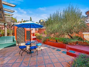 En Venta Casa en el Centro de San Miguel de Allende – Con Casa para Huéspedes