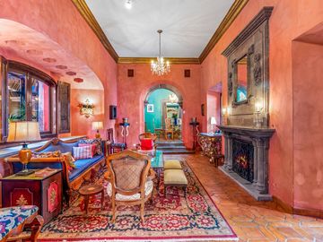 En Venta Casa en el Centro de San Miguel de Allende – Con Casa para Huéspedes