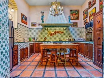 En Venta Casa en el Centro de San Miguel de Allende – Con Casa para Huéspedes