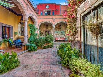 En Venta Casa en el Centro de San Miguel de Allende – Con Casa para Huéspedes
