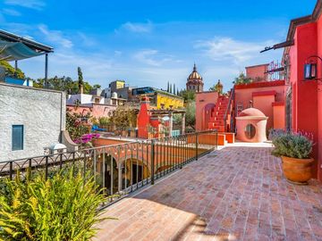 En Venta Casa en el Centro de San Miguel de Allende – Con Casa para Huéspedes