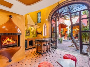 En Venta Casa en el Centro de San Miguel de Allende – Con Casa para Huéspedes