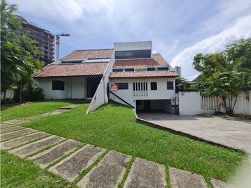 SE VENDE CASA CON AMPLIO TERRENO EN COCO DEL MAR