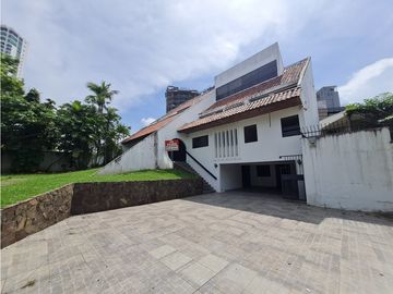SE VENDE CASA CON AMPLIO TERRENO EN COCO DEL MAR