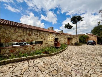SE VENDE ESPECTACULAR CASA EN CHIA