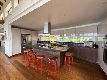 SE VENDE ESPECTACULAR CASA EN CHIA
