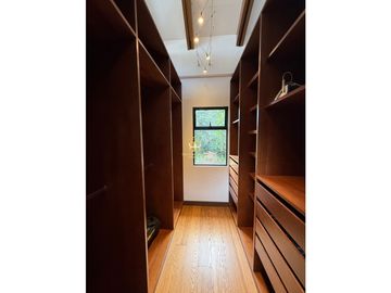 SE VENDE ESPECTACULAR CASA EN CHIA