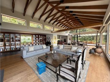 SE VENDE ESPECTACULAR CASA EN CHIA