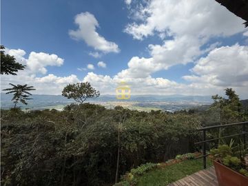 SE VENDE ESPECTACULAR CASA EN CHIA