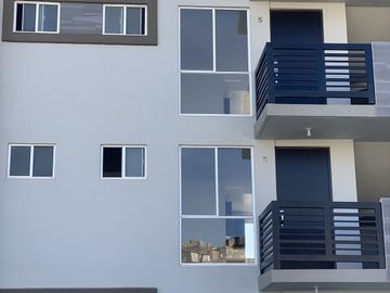 Departamento en zona Santa Fe, Tijuana, tres recamaras, Burdeos