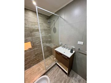 VENTA 2 AMBIENTES RECICLADO AL FRENTE CON BALCON SALIENTE