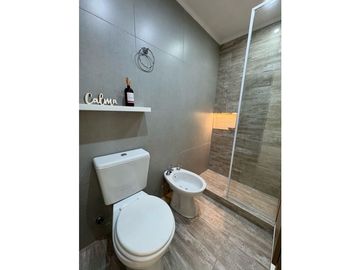 VENTA 2 AMBIENTES RECICLADO AL FRENTE CON BALCON SALIENTE