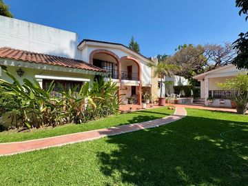 En VENTA casa de 718 m2 en Col. Mirador, atrás de casa de Gobierno.