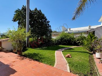 En VENTA casa de 718 m2 en Col. Mirador, atrás de casa de Gobierno.