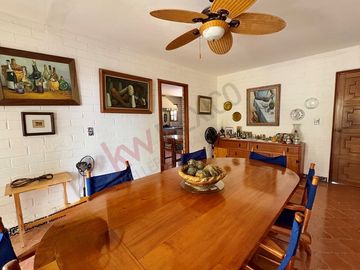 En VENTA casa de 718 m2 en Col. Mirador, atrás de casa de Gobierno.