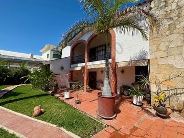 En VENTA casa de 718 m2 en Col. Mirador, atrás de casa de Gobierno.