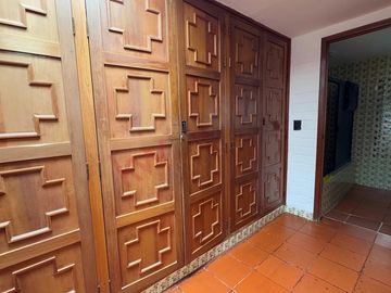 En VENTA casa de 718 m2 en Col. Mirador, atrás de casa de Gobierno.
