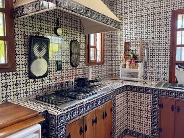 En VENTA casa de 718 m2 en Col. Mirador, atrás de casa de Gobierno.