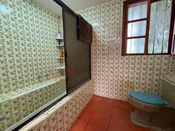 En VENTA casa de 718 m2 en Col. Mirador, atrás de casa de Gobierno.
