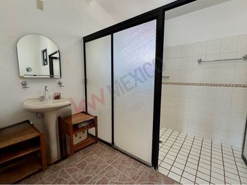 En VENTA casa de 718 m2 en Col. Mirador, atrás de casa de Gobierno.