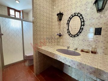 En VENTA casa de 718 m2 en Col. Mirador, atrás de casa de Gobierno.
