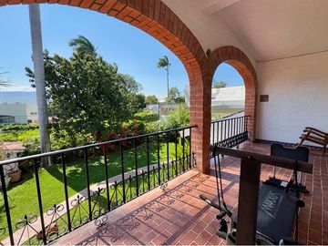 En VENTA casa de 718 m2 en Col. Mirador, atrás de casa de Gobierno.