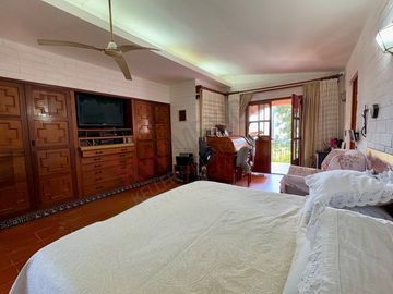 En VENTA casa de 718 m2 en Col. Mirador, atrás de casa de Gobierno.