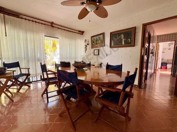 En VENTA casa de 718 m2 en Col. Mirador, atrás de casa de Gobierno.