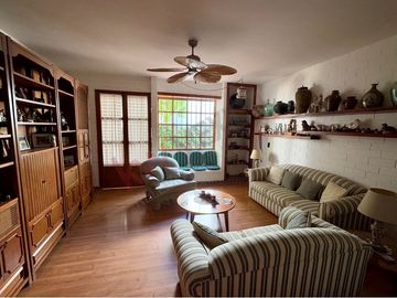 En VENTA casa de 718 m2 en Col. Mirador, atrás de casa de Gobierno.