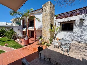 En VENTA casa de 718 m2 en Col. Mirador, atrás de casa de Gobierno.