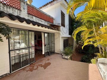 En VENTA casa de 718 m2 en Col. Mirador, atrás de casa de Gobierno.