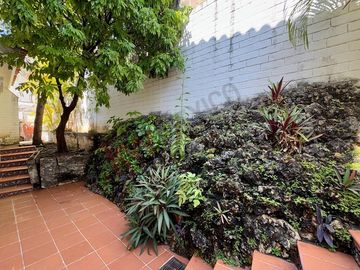En VENTA casa de 718 m2 en Col. Mirador, atrás de casa de Gobierno.