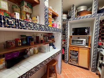En VENTA casa de 718 m2 en Col. Mirador, atrás de casa de Gobierno.
