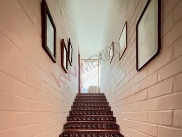 En VENTA casa de 718 m2 en Col. Mirador, atrás de casa de Gobierno.