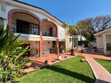 En VENTA casa de 718 m2 en Col. Mirador, atrás de casa de Gobierno.