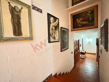 En VENTA casa de 718 m2 en Col. Mirador, atrás de casa de Gobierno.