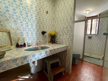 En VENTA casa de 718 m2 en Col. Mirador, atrás de casa de Gobierno.