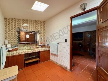 En VENTA casa de 718 m2 en Col. Mirador, atrás de casa de Gobierno.