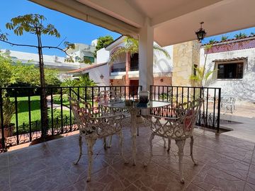En VENTA casa de 718 m2 en Col. Mirador, atrás de casa de Gobierno.