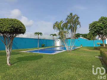 CASA CON ALBERCA, FRACC LA MORENA, YAUTEPEC MORELOS