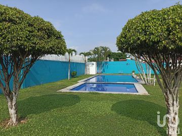 CASA CON ALBERCA, FRACC LA MORENA, YAUTEPEC MORELOS